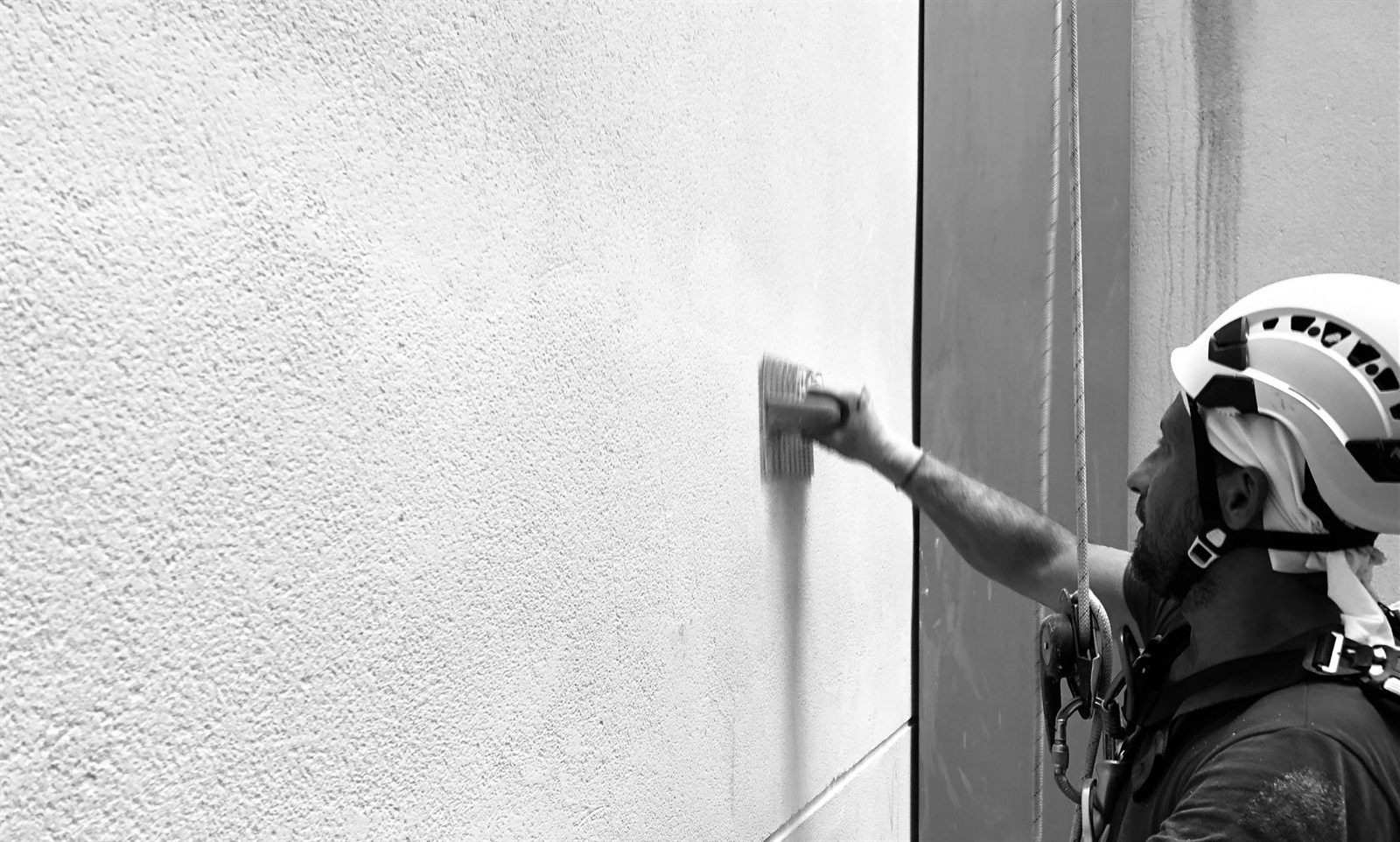 Pintura de fachada en altura con acceso mediante cuerdas en Barcelona