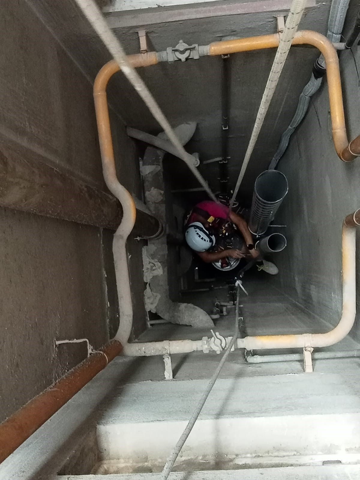 Trabajos verticales en un patio de luces con tuberías de difícil acceso en Barcelona